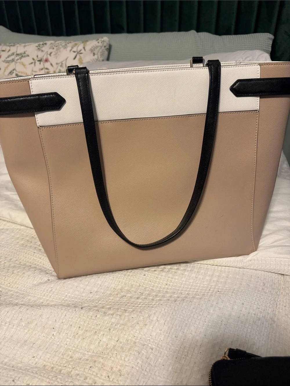 kate spade beige and white tote with black straps